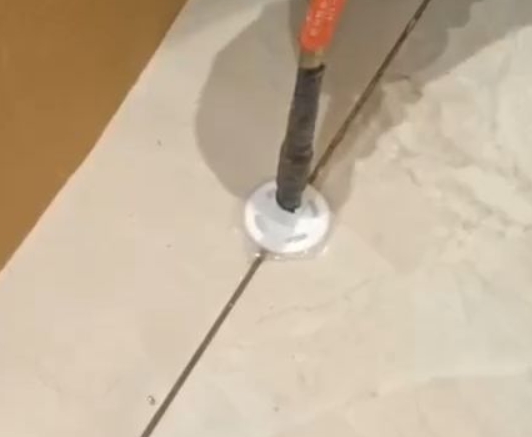 怀宁瓷砖空鼓维修公司专业解答瓷砖在铺贴过程中，如果没有涂抹均匀到位的粘结材料（如水泥砂浆或瓷砖胶），可能会导致以下问题