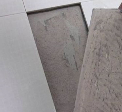 怀宁瓷砖空鼓维修公司分享瓷砖铺贴时如果打浆（即涂抹在瓷砖背面和基层上的砂浆或瓷砖胶）过少，会带来以下问题
